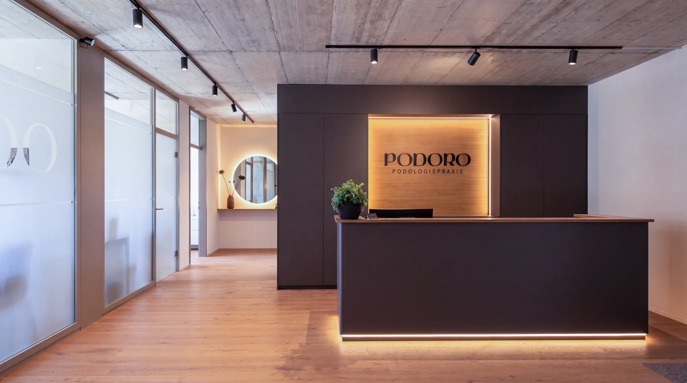 PODORO Podologiepraxis Muri AG – Empfangsbereich und Gang zu den Behandlungsräumen